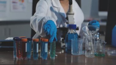 Laboratuvarda ve araştırmada çalışan bilim adamı