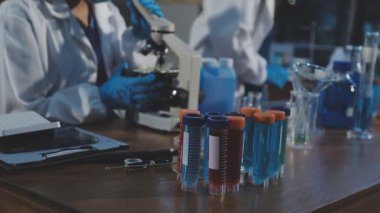 Test tüpü tutan laboratuvar asistanı