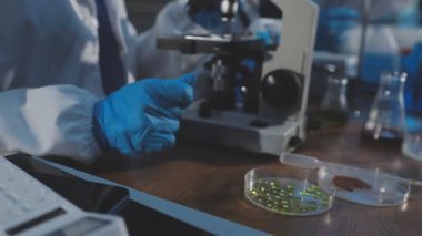 laboratuarda çalışan bilim adamı