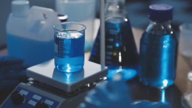 Test tüplü kimyasal laboratuvar ekipmanı, mavi sıvı.