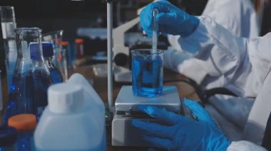 Laboratuvarda çalışan bir bilim adamı.