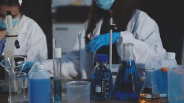 Laboratuvarda çalışan bilim adamı.