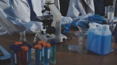 laboratuarda çalışan bilim adamı