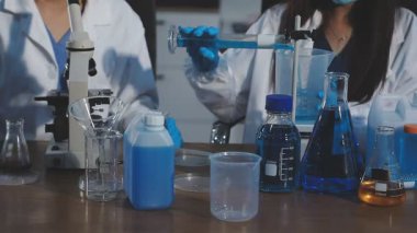 Kimya üzerine çalışan laboratuvar asistanı