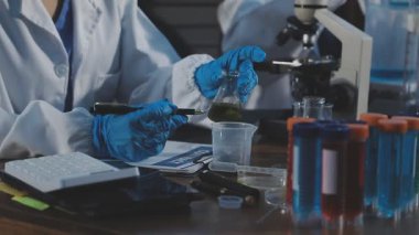 Bir matara ve mikroskop ile bir bilim adamının resmini çek.