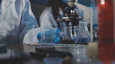 Bir laboratuvar üzerinde çalışan bilim adamı