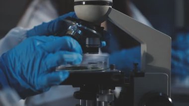 Laboratuvarda çalışan bilimadamlarına yakın çekim