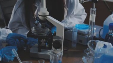 Laboratuvarda çalışan kadın bilim adamı.