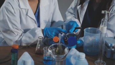 Laboratuvarda çalışan kadın bilim adamı.