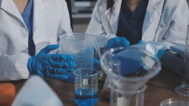 Laboratuvarda çalışan bilim adamı..