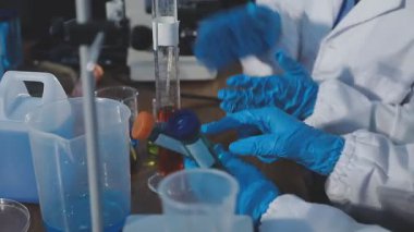 Test tüplü laboratuar asistanı