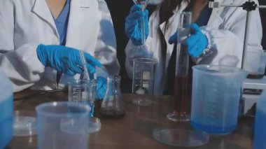 Laboratuvarda çalışan bir grup bilim adamı.