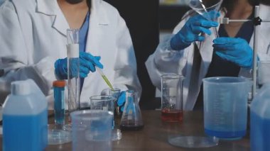 Laboratuvardaki bir grup bilim adamı