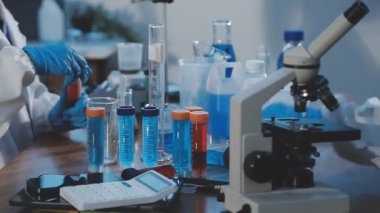 Laboratuvar araştırması. Laboratuvar araştırması. Laboratuvar ekipmanları ve kimyasal deneyler.