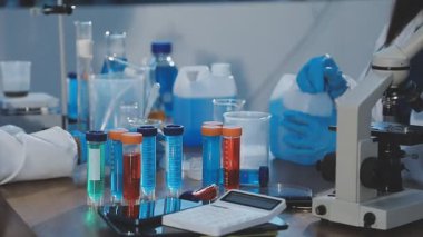 Bir bardak su tutan bilim adamı