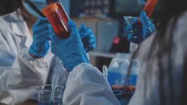 Laboratuvarda matarası olan bilim adamı.