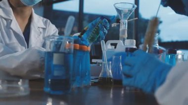 Laboratuar mikroskobu ile bilim adamı