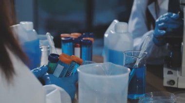 Laboratuvar asistanı elinde kan örneğiyle tüpü tutuyor..