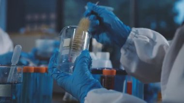 Laboratuvardaki kadın laboratuvar asistanını kapatın.