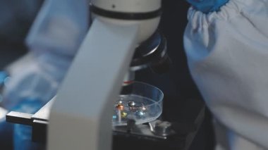 Mavi sıvıyla laboratuvar mikroskobu.