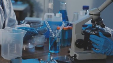 Laboratuvarda çalışan bilim adamı.