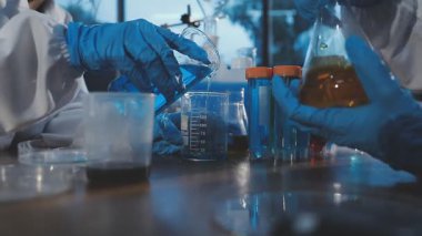 Kimyasal bir testle çalışan laboratuvar asistanı..