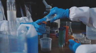 Deney tüplü koruyucu eldivenli bilim adamı