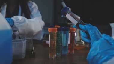 Test tüpü üzerinde çalışan kadın laboratuvar bilim adamı.