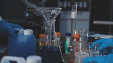 Laboratuvarda kimyasal cam malzemeli laboratuvar ekipmanları.