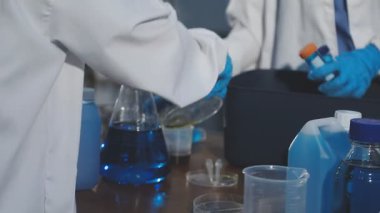 yakın plan - erkek bilim adamının laboratuvarda çalışması