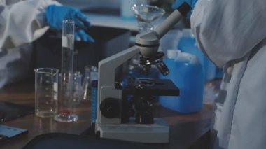 Laboratuvarda çalışan bilim adamının yakın plan çekimi.