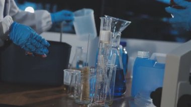 Laboratuvar bardağına yakın bir yerde.