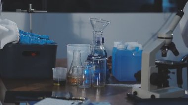 Kimyasal ekipmanlarla laboratuvarda bilim adamı