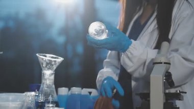 Laboratuvarda mikroskop kullanan kadın bilim adamı