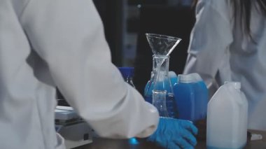 Kimyasal sıvı ile kimyasal deney