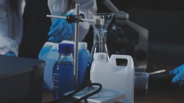 Cam şişe tutan bilim adamı