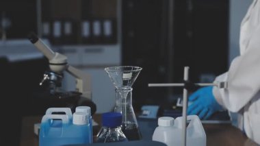 Bilim adamının tablet kullanarak kapatılması