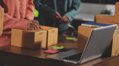 Ofiste çalışan adam, online alışveriş konsepti.