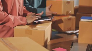 Depoda karton paketler, online alışveriş, online servis