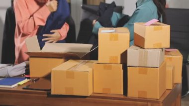 Müşteri hizmetleri sahibi, çevrimiçi alışveriş ve teslimat kavramı