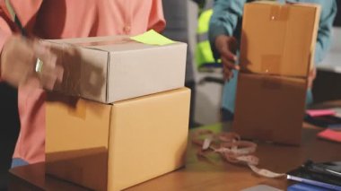 Teslimat hizmeti kavramı. Üniformalı adam paket ve paket kutusuyla çalışıyor.