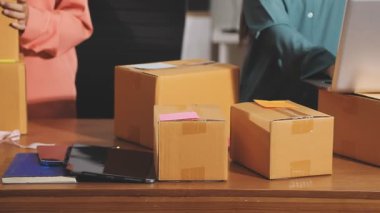 Teslimat. İnternetten alışveriş. Elinde karton kutular olan adam..