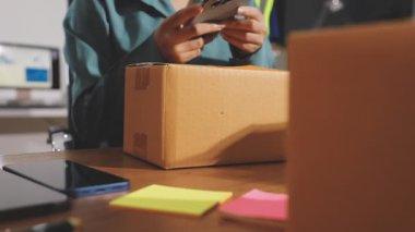 Ofiste çalışan genç adam.