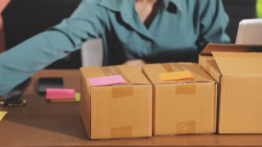 Posta kutuları masanın üstünde.