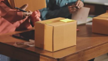 Paket teslimatı için müşteri hizmet kutusu, müşteri hizmeti kavramı