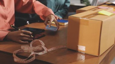 Müşteri hizmetleri görevlisi çevrimiçi dağıtım için cep telefonu kullanıyor