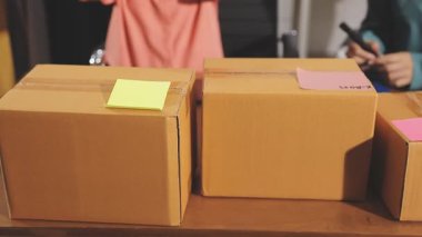 Raftaki karton kutular. Raftaki karton kutular.