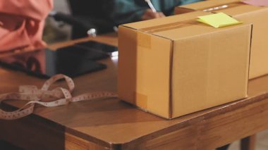 Kırmızı kurdeleli karton kutu.