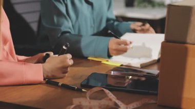 Ofiste bilgisayar üzerinde çalışan iş adamları, girişim, iş dünyası, iş ekibi kavramı