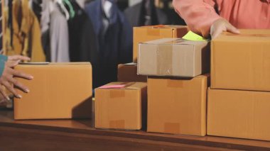 Tahta masaya karton kutular koyan adam, yakın plan.
